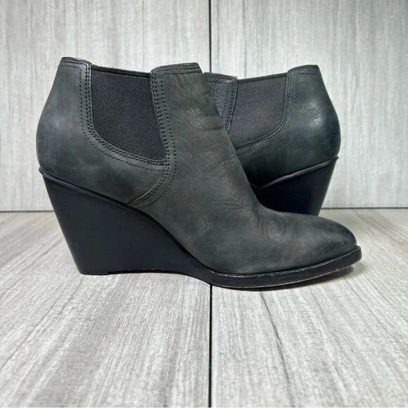 Cole Haan Boots Women 8.5 Balthasar Chelsea Black Leather Ankle Top Wedge D42310 - Picture 2 of 10